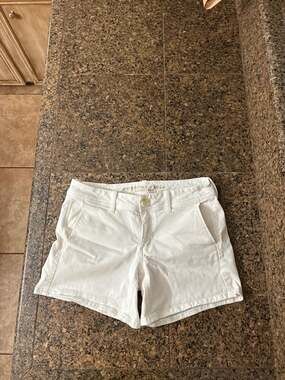 American Eagle Outfitters Super Stretch X Khaki Midi Shorts White Size 4